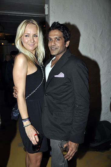 डब्बू रतनानी ने लांच किया कैलेंडर | कैलेंडर की मादकता