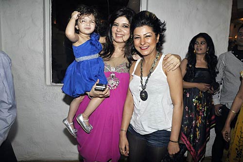 डब्बू रतनानी ने लांच किया कैलेंडर | कैलेंडर की मादकता