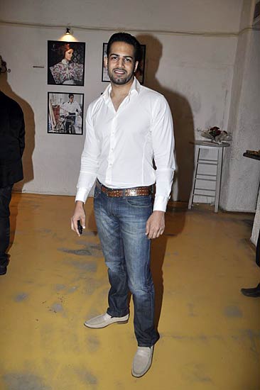 डब्बू रतनानी ने लांच किया कैलेंडर | कैलेंडर की मादकता