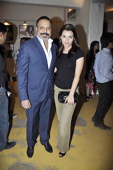 डब्बू रतनानी ने लांच किया कैलेंडर | कैलेंडर की मादकता