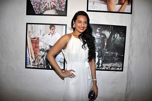 डब्बू रतनानी ने लांच किया कैलेंडर | कैलेंडर की मादकता