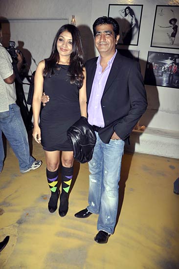 डब्बू रतनानी ने लांच किया कैलेंडर | कैलेंडर की मादकता