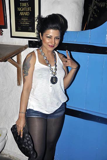 डब्बू रतनानी ने लांच किया कैलेंडर | कैलेंडर की मादकता