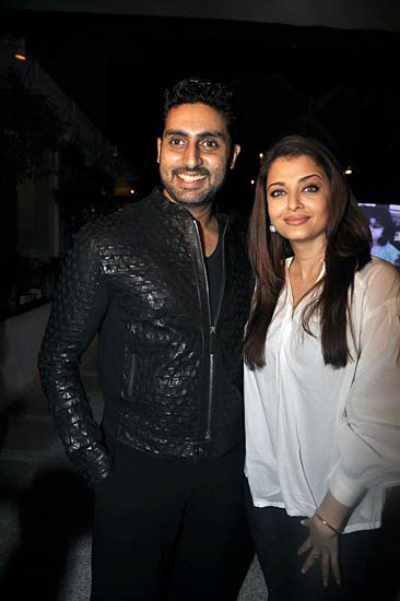 डब्बू रतनानी ने लांच किया कैलेंडर | कैलेंडर की मादकता