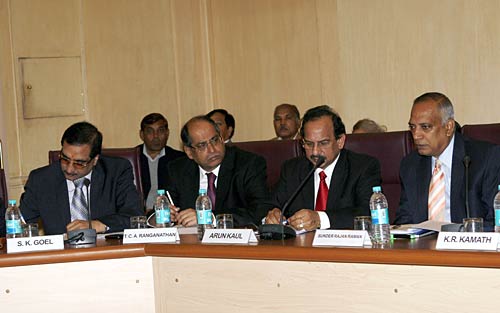 बजट से पहले अर्थशास्त्रियों से मिले वित्त मंत्री