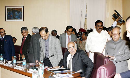 बजट से पहले अर्थशास्त्रियों से मिले वित्त मंत्री