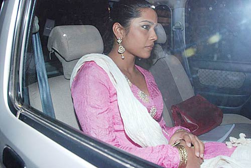 एक दूजे के हुए इमरान और अवंतिका |   इमरान ने की सगाई