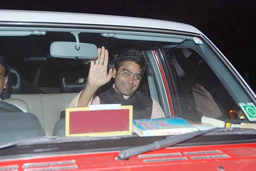 एक दूजे के हुए इमरान और अवंतिका |   इमरान ने की सगाई