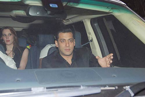 एक दूजे के हुए इमरान और अवंतिका |   इमरान ने की सगाई