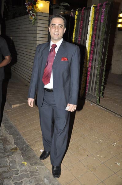 एक दूजे के हुए इमरान और अवंतिका |   इमरान ने की सगाई