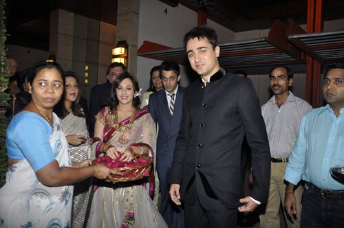 एक दूजे के हुए इमरान और अवंतिका |   इमरान ने की सगाई