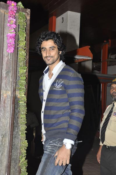 एक दूजे के हुए इमरान और अवंतिका |   इमरान ने की सगाई