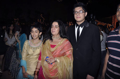 एक दूजे के हुए इमरान और अवंतिका |   इमरान ने की सगाई