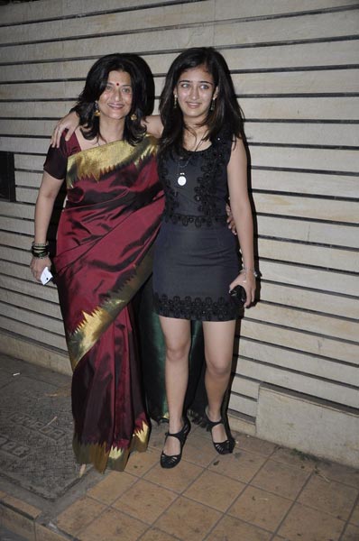 एक दूजे के हुए इमरान और अवंतिका |   इमरान ने की सगाई