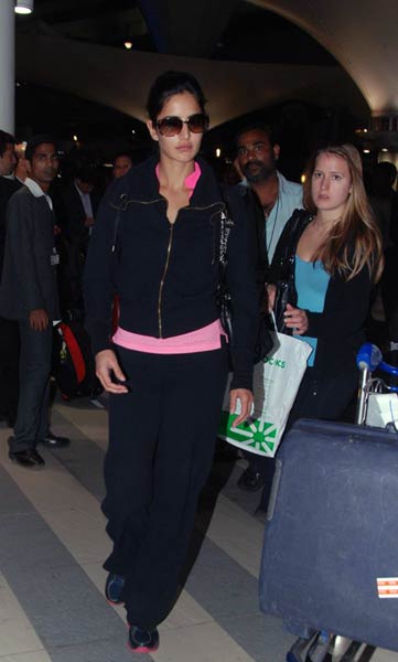 काले और लाल 'जादू' में अभिनेत्रियां |  देखो... ये है जलवा