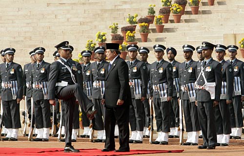 इंडोनेशियाई राष्‍ट्रपति का भव्‍य स्‍वागत