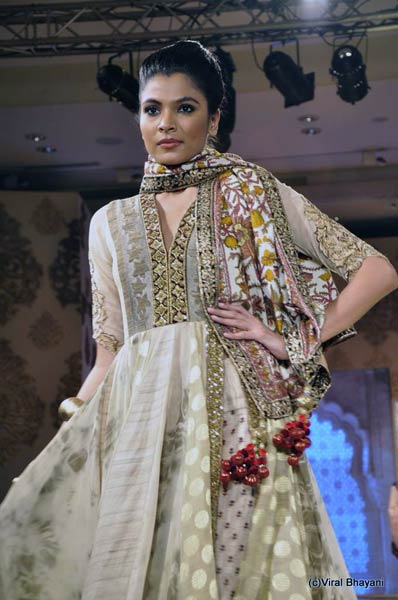 'मिजवां' फैशन शो में बॉलीवुड सितारे । रैंप पर बिकनी मॉडल्‍स