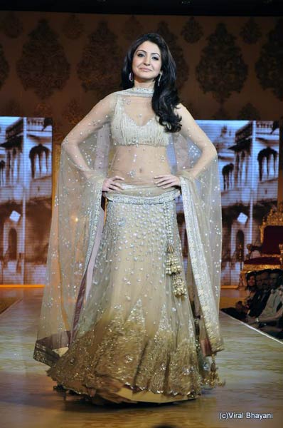 'मिजवां' फैशन शो में बॉलीवुड सितारे । रैंप पर बिकनी मॉडल्‍स