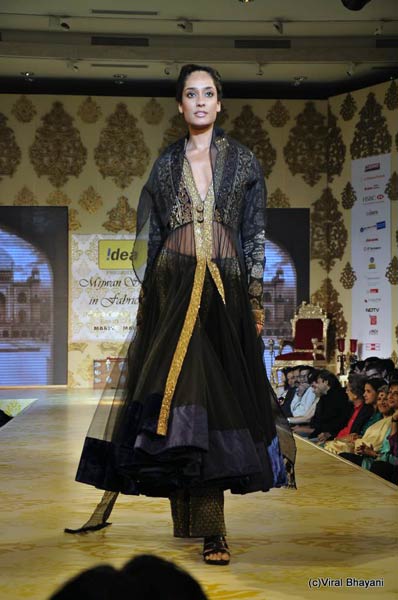 'मिजवां' फैशन शो में बॉलीवुड सितारे । रैंप पर बिकनी मॉडल्‍स