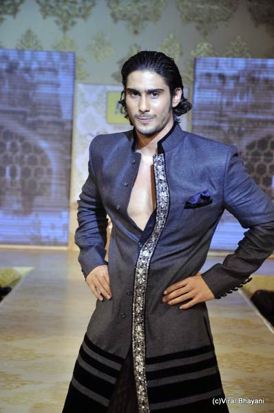 'मिजवां' फैशन शो में बॉलीवुड सितारे । रैंप पर बिकनी मॉडल्‍स