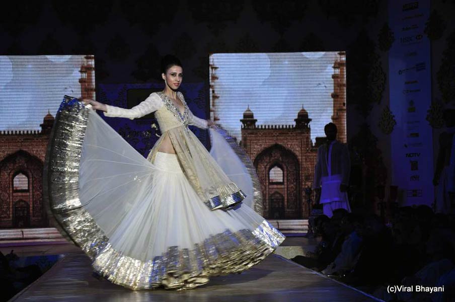 'मिजवां' फैशन शो में बॉलीवुड सितारे । रैंप पर बिकनी मॉडल्‍स