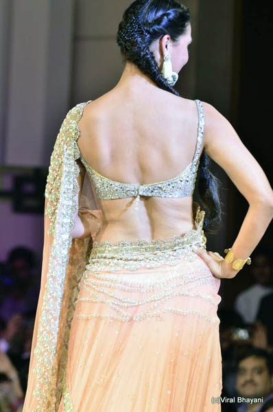 'मिजवां' फैशन शो में बॉलीवुड सितारे । रैंप पर बिकनी मॉडल्‍स