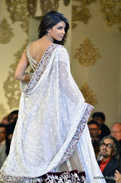 'मिजवां' फैशन शो में बॉलीवुड सितारे । रैंप पर बिकनी मॉडल्‍स