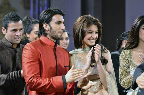 'मिजवां' फैशन शो में बॉलीवुड सितारे । रैंप पर बिकनी मॉडल्‍स