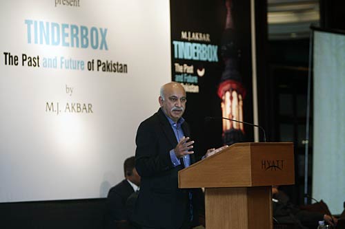 एमजे अकबर की पुस्‍तक का हुआ विमोचन