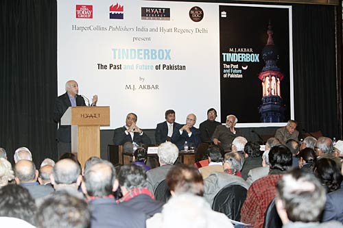 एमजे अकबर की पुस्‍तक का हुआ विमोचन