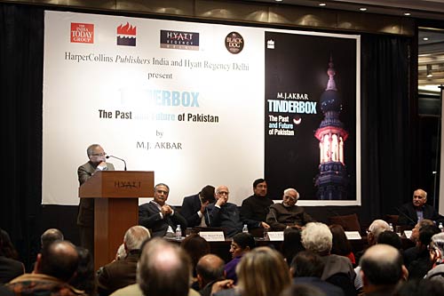 एमजे अकबर की पुस्‍तक का हुआ विमोचन