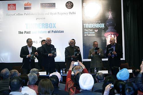 एमजे अकबर की पुस्‍तक का हुआ विमोचन