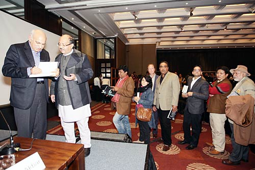 एमजे अकबर की पुस्‍तक का हुआ विमोचन