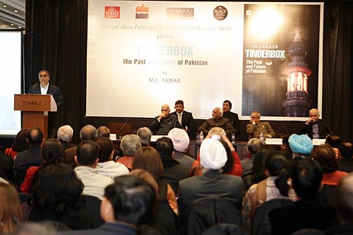 एमजे अकबर की पुस्‍तक का हुआ विमोचन