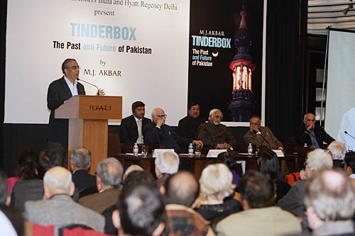 एमजे अकबर की पुस्‍तक का हुआ विमोचन