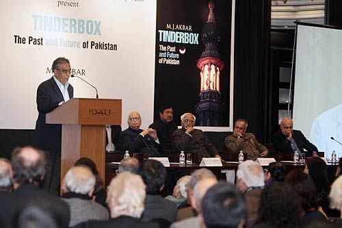 एमजे अकबर की पुस्‍तक का हुआ विमोचन