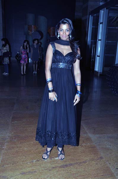 काले और लाल 'जादू' में अभिनेत्रियां |  देखो... ये है जलवा