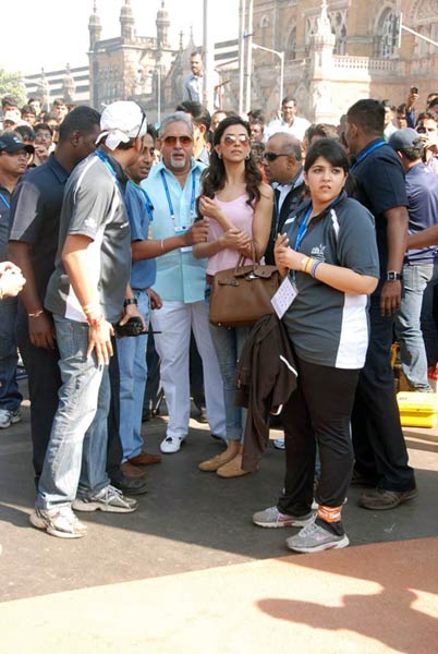 'मुंबई मैराथन-2011' में सितारों की झलक