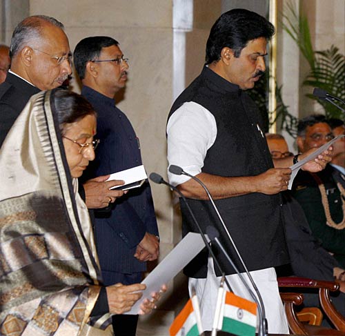 केंद्रीय मंत्रिमंडल में हुआ मामूली फेरबदल