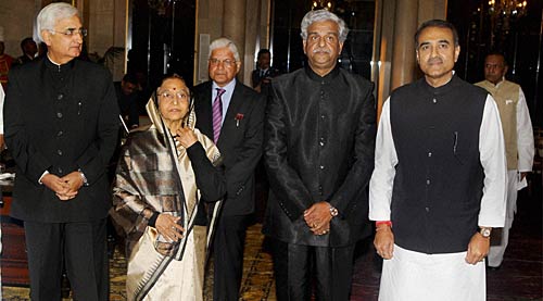 केंद्रीय मंत्रिमंडल में हुआ मामूली फेरबदल