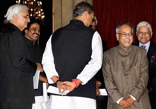 केंद्रीय मंत्रिमंडल में हुआ मामूली फेरबदल