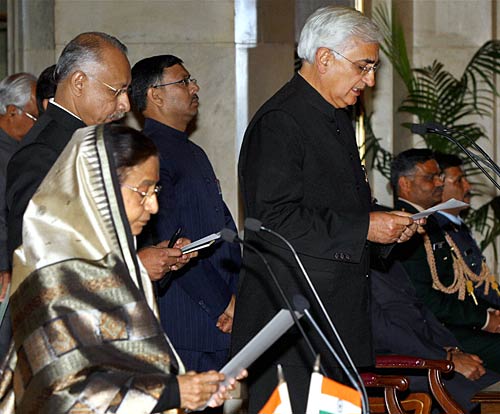 केंद्रीय मंत्रिमंडल में हुआ मामूली फेरबदल