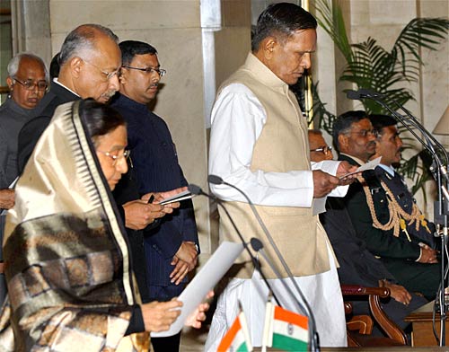 केंद्रीय मंत्रिमंडल में हुआ मामूली फेरबदल