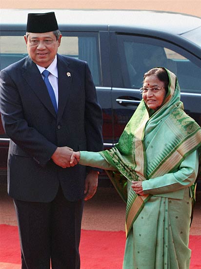 गणतंत्र दिवस के रंग में डूबा देश