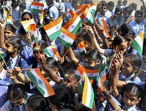 गणतंत्र दिवस के रंग में डूबा देश