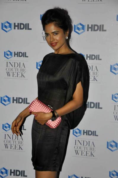 काले और लाल 'जादू' में अभिनेत्रियां |  देखो... ये है जलवा