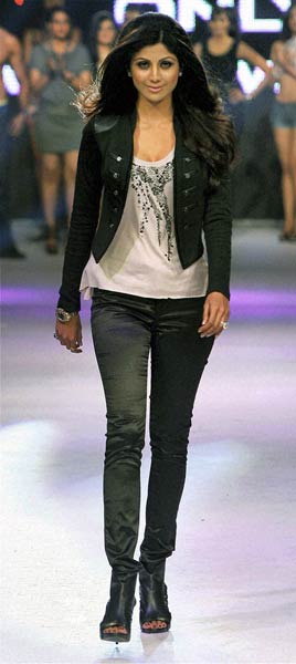 काले और लाल 'जादू' में अभिनेत्रियां |  देखो... ये है जलवा