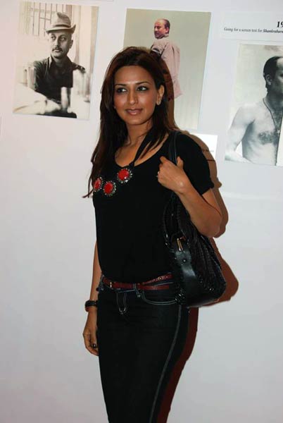 काले और लाल 'जादू' में अभिनेत्रियां |  देखो... ये है जलवा