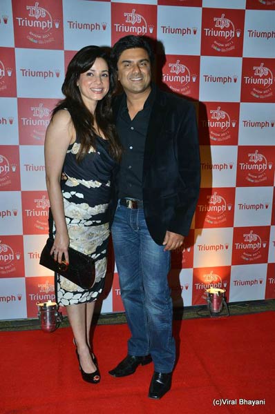 फराह खान के शो में बॉलीवुड सितारे । रैंप पर बिकनी मॉडल्‍स