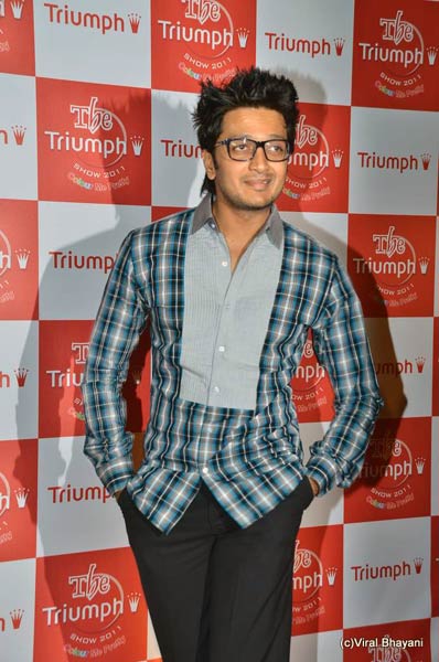 फराह खान के शो में बॉलीवुड सितारे । रैंप पर बिकनी मॉडल्‍स